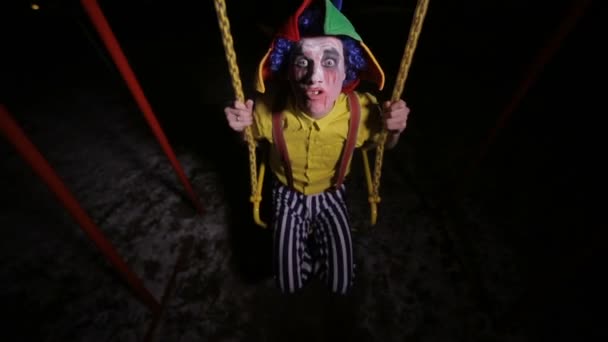 Strašidelný klaun na ulici, houpání. Noční můra obrázek. — Stock video