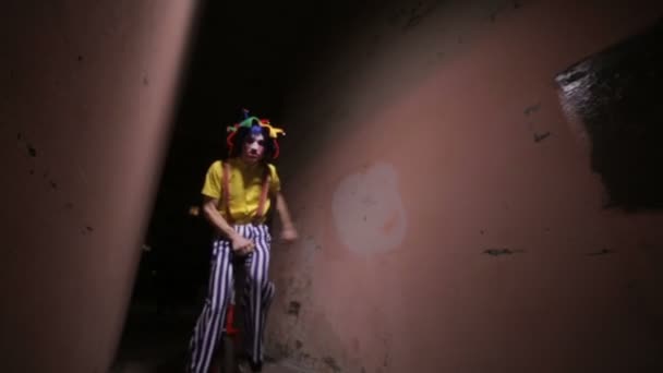 Terrible payaso de Halloween en la calle oscura de la noche . — Vídeo de stock