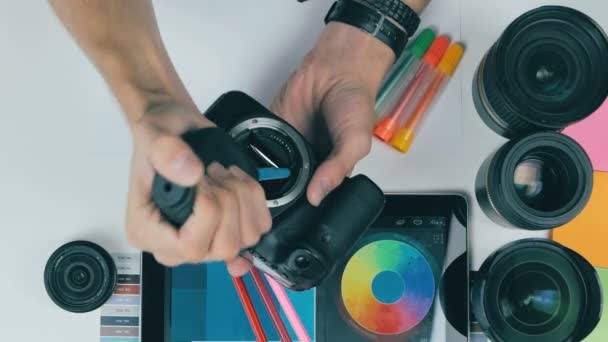 Fotograf Designer arbeitet mit Kamera. — Stockvideo