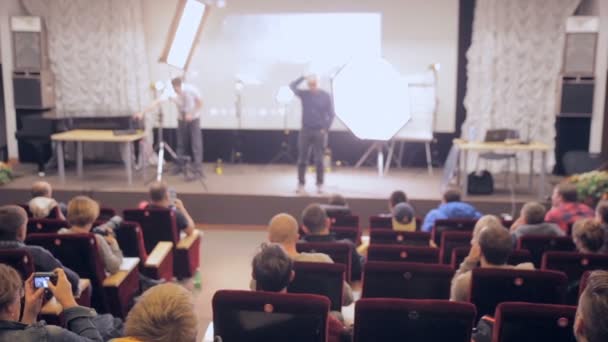 Seminarveranstaltung für Geschäftspräsentation im Auditorium. Unerkennbares Publikum. — Stockvideo