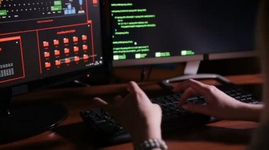 Erkek yazarak bilgisayar kodu, karanlık bir odada, bilgisayar Hack eller. Hacker, programcı iş başında.