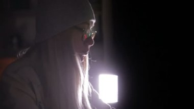 Kodlama, karanlık odada kesmek kadın bilgisayar programcısı.