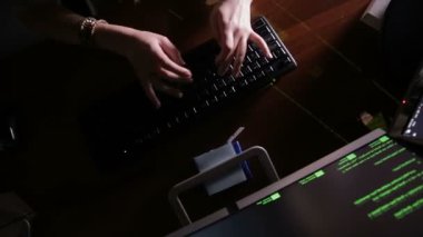 Erkek yazarak bilgisayar kodu, karanlık bir odada, bilgisayar Hack eller. Hacker, programcı iş başında.