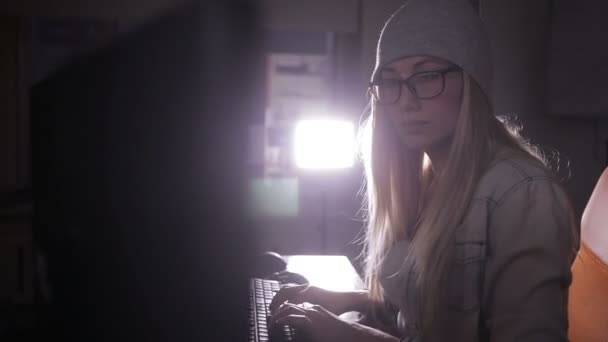 Kodlama, karanlık odada kesmek kadın bilgisayar programcısı. — Stok video