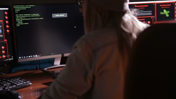 Γυναίκα προγραμματίστρια κωδικοποίηση, hacking σε σκοτεινό δωμάτιο. — Αρχείο Βίντεο