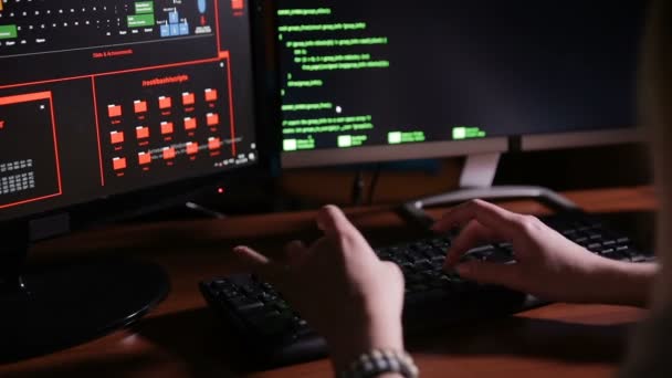 女性の手入力のコンピューター コード、暗い部屋でコンピューターをハッキングします。ハッカー、仕事でプログラマー. — ストック動画