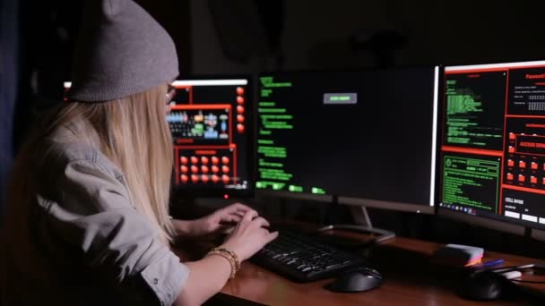 Hackerin arbeitet an einem Computer und programmiert nachts. — Stockvideo