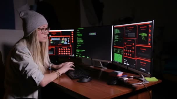 Female computer programmer coding, hacking in dark room. — Stock Video