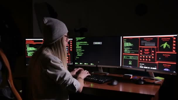 Hacker, karanlık bir odada veri koduyla çalışma programcı. Hackerlar Resepsiyon. — Stok video