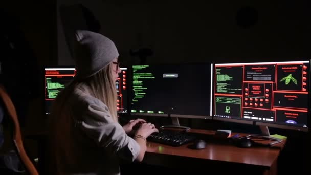 Hacker, programmeur travaillant avec le code de données dans une pièce sombre. Bureau des pirates informatiques .