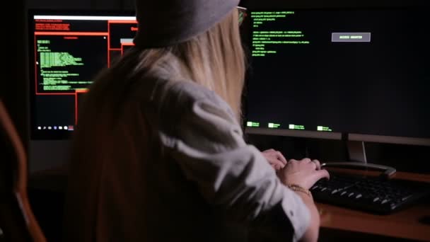 Θηλυκό χάκερ που εργάζονται σε έναν υπολογιστή, κωδικοποίηση τη νύχτα. — Αρχείο Βίντεο
