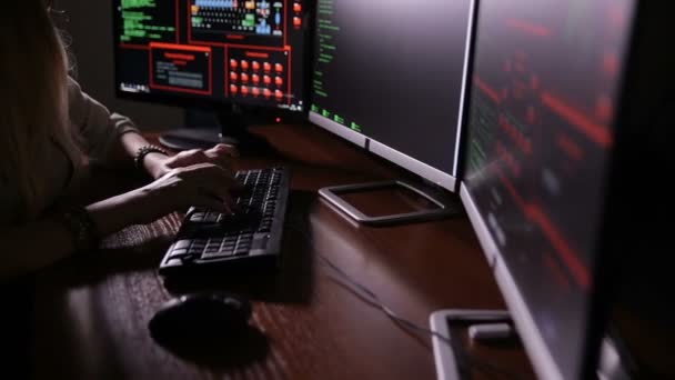 Vrouwelijke hacker werken op een computer, codering bij nacht. — Stockvideo