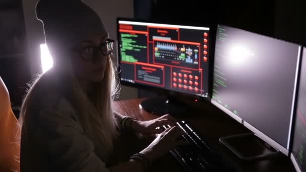 Hacker, Programmierer, der in einem dunklen Raum mit Datencode arbeitet. Hacker-Schreibtisch. — Stockvideo