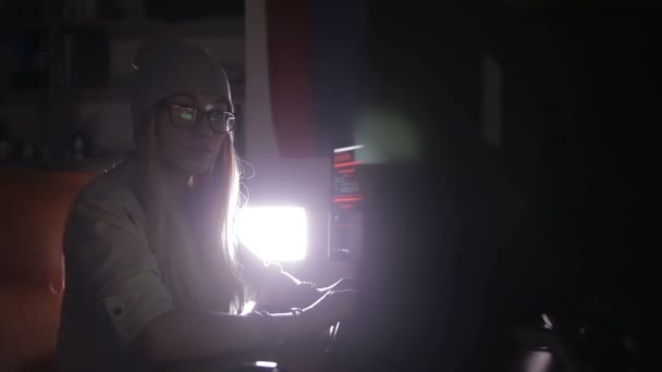 Hacker, programmeur travaillant avec le code de données dans une pièce sombre. Bureau des pirates informatiques .