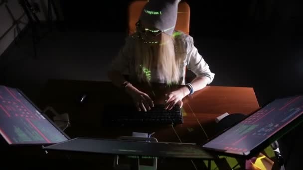 Kadın hacker bir bilgisayarda çalışarak geceleri kodlama. — Stok video
