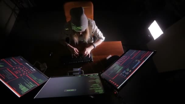 Female computer programmer coding, hacking in dark room. — Stock Video