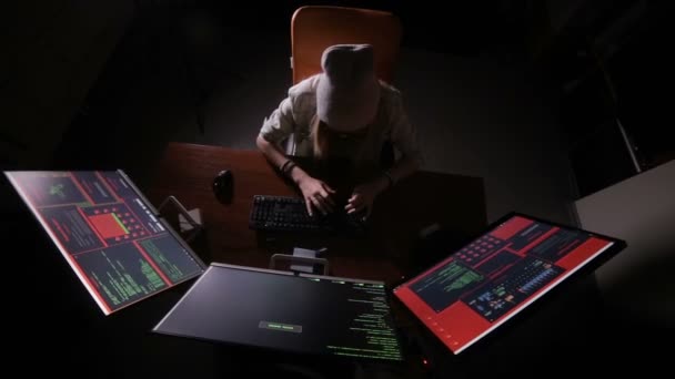 Programador de computador fêmea codificação, hacking em quarto escuro . — Vídeo de Stock