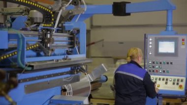 Çalışan endüstriyel panel kontrol düğmelerini endüstriyel bir tesisi ile çalışır.