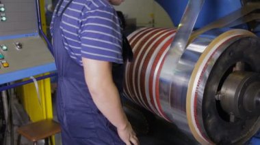 Metal haddeleme makine. Sac kağıdınız bir bobin üzerinde. Trafo üretimi.