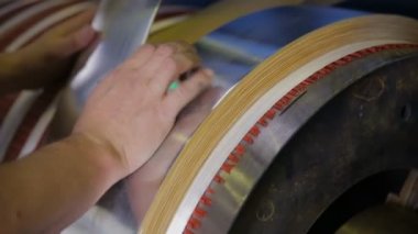 Metal haddeleme makine. Sac kağıdınız bir bobin üzerinde. Trafo üretimi.