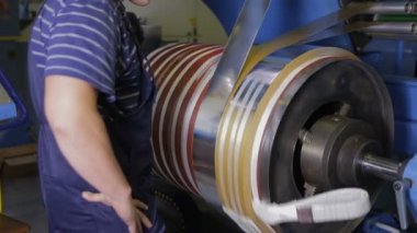 Metal haddeleme makine. Sac kağıdınız bir bobin üzerinde. Trafo üretimi.