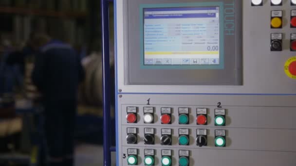 Monitor, pantalla táctil, panel industrial con datos y botones de control en una planta industrial . — Vídeo de stock