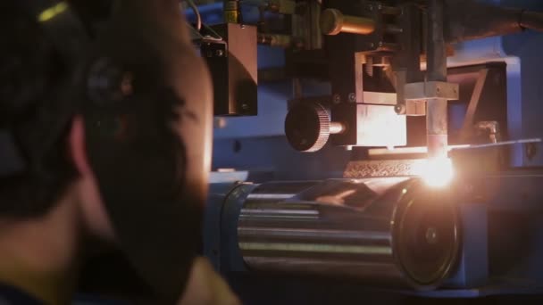 Lichtbogenschweißwerkstatt. Arbeiter schweißen Metallteile. — Stockvideo