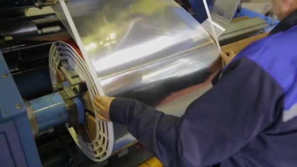 Metallwalzmaschine. Blechumwicklung auf einer Spule. Transformatorenproduktion. — Stockvideo