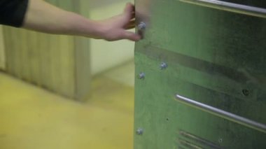 Cıvata, vida işçi tornavida kullanarak vida sıkma.