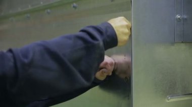 Cıvata, vida işçi tornavida kullanarak vida sıkma.