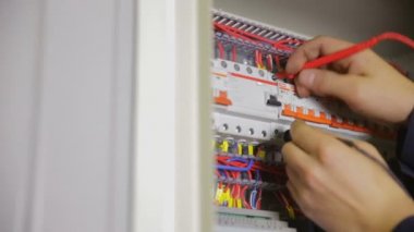 Elektrik sigorta kutusu. Test ve sigorta, sigorta kutusu kırıcı anahtarlama elektrikçi.