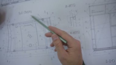 Erkek mimar inşaat planlama sırasında planı ile çalışma.