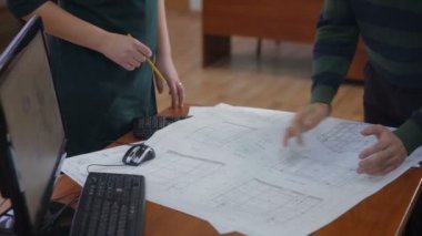 Mühendis ve mimar parlak ofis planı tartışıyor.