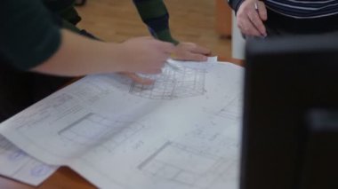 Mühendis ve mimar parlak ofis planı tartışıyor.