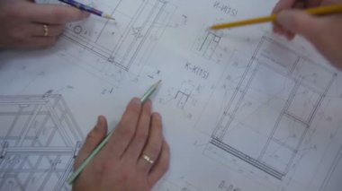 Mühendis ve mimar parlak ofis planı tartışıyor.