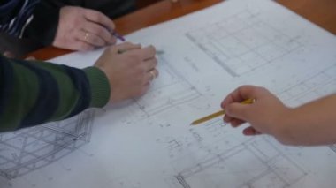 Mühendis ve mimar parlak ofis planı tartışıyor.