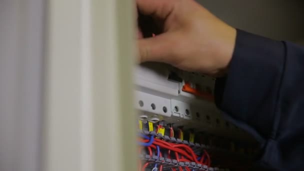 Stromunterbrecherkasten. Elektriker prüft und schaltet Sicherung, Leistungsschalter im Sicherungskasten. — Stockvideo