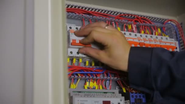 Elektrische Breaker vak. Elektricien testen en schakelen fuse, breker in een zekeringenkast. — Stockvideo