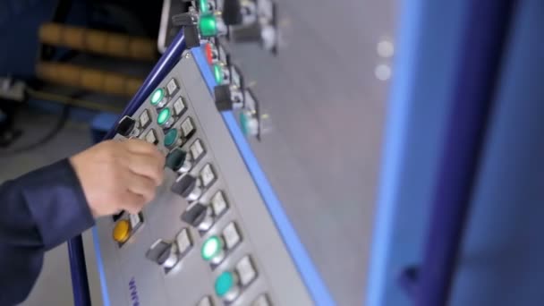 Empleado opera panel industrial con botones de control en una planta industrial . — Vídeos de Stock