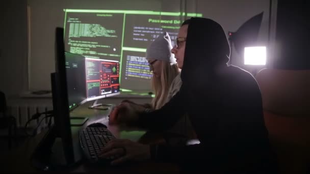 Equipo de hackers, hacking computadoras, trabajando en cuarto oscuro . — Vídeo de stock