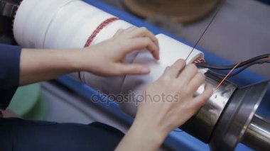 İşçi elektrik cooper teller ile çalışır trafo sarma.