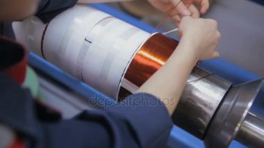İşçi elektrik cooper teller ile çalışır trafo sarma.