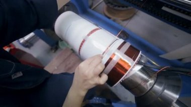 Transformatör, motoru üretimi. Cooper teller üzerinde bir yüksek gerilim trafo sarma işçi. Kaymak ateş.