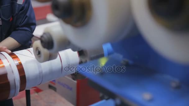 Trasformatore, produzione di motori. Lavoratore avvolgimento fili Cooper su un trasformatore ad alta tensione. Slider sparare . — Video Stock