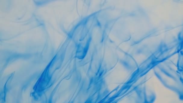 Encre bleue colorée tombée dans l'eau. 96 ips .