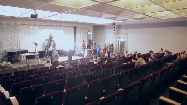Moskou, Rusland - 15 okt 2016: Spreker presenteert producten, luisteraars op seminar, presentatie in een auditorium luisteren. — Stockvideo