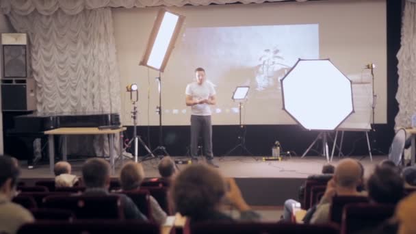 MOSCOW, RÚSSIA - OCT 15, 2016: Ouvintes e palestrante na apresentação de luz profissional . — Vídeo de Stock