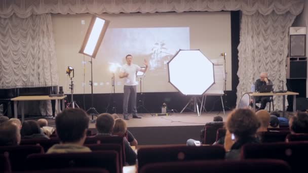 MOSCÚ, RUSIA - 15 DE OCTUBRE DE 2016: Oyentes y oradores en la presentación de luz profesional . — Vídeo de stock