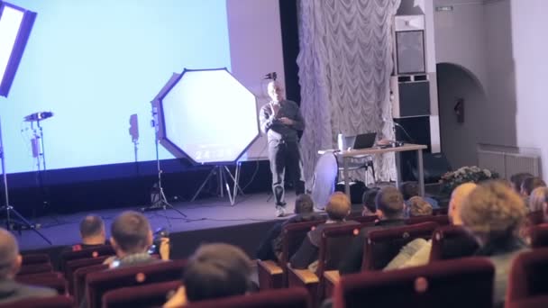 Moskou, Rusland - 15 okt 2016: Luisteraars en spreker op professionele licht presentatie. — Stockvideo