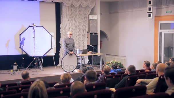 Moskva, Ryssland - 15 okt, 2016: Högtalare presenterar produkter, lyssnare på seminarium, presentation i ett auditorium lyssnande. — Stockvideo